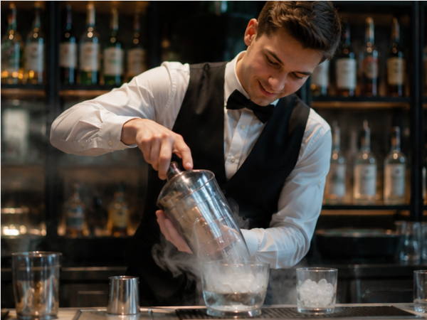 Cocktail wird in einem Eisbad frappiert und schnell auf Trinktemperatur gekühlt