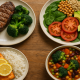 Verschiedene Gerichte für unterschiedliche Ernährungsformen wie vegan, vegetarisch und glutenfrei in einer Profiküche