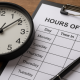 Symbolische Darstellung zum Arbeitszeitgesetz mit Uhr und Arbeitszeitplanung im beruflichen Kontext